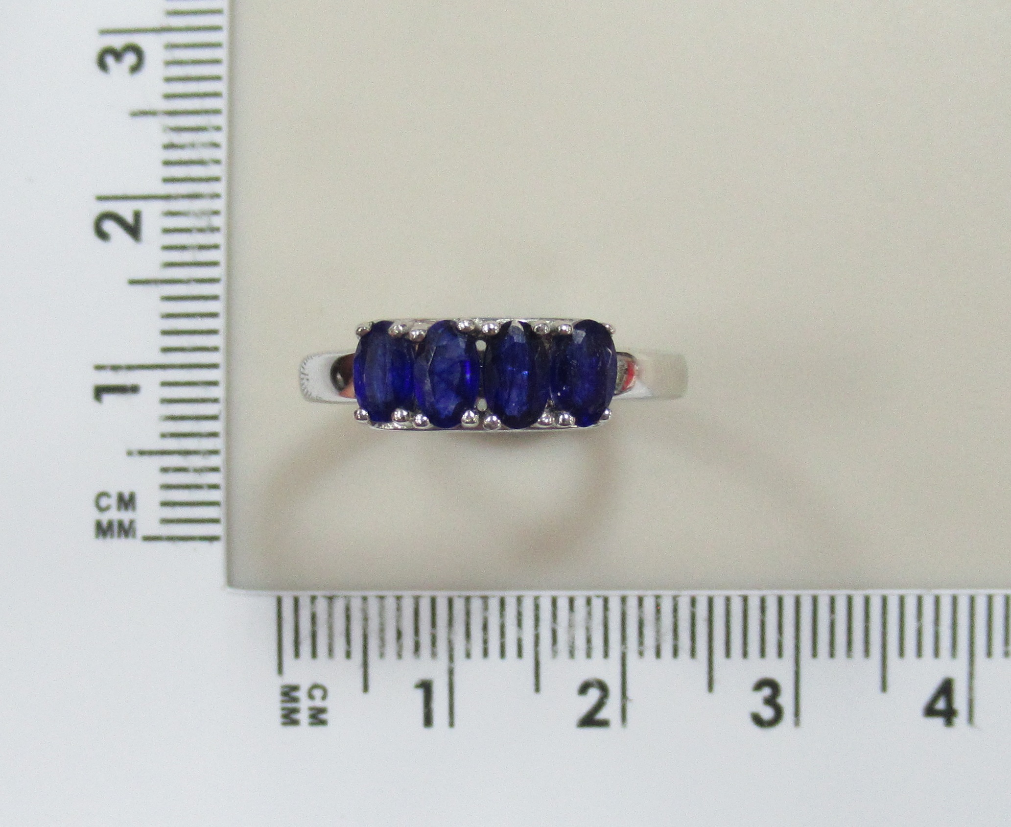 Серебряное кольцо с сапфирами